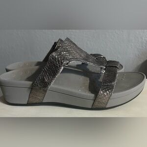 Vionic Ellie Metallic sandal, silver snake skin, women’s size 9.